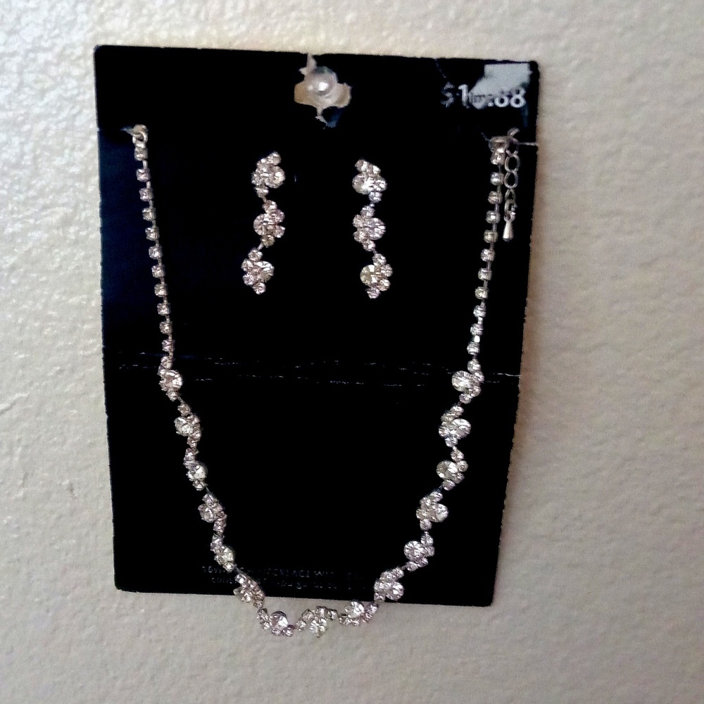 WhiteRhinestone Necklace and Earring Set